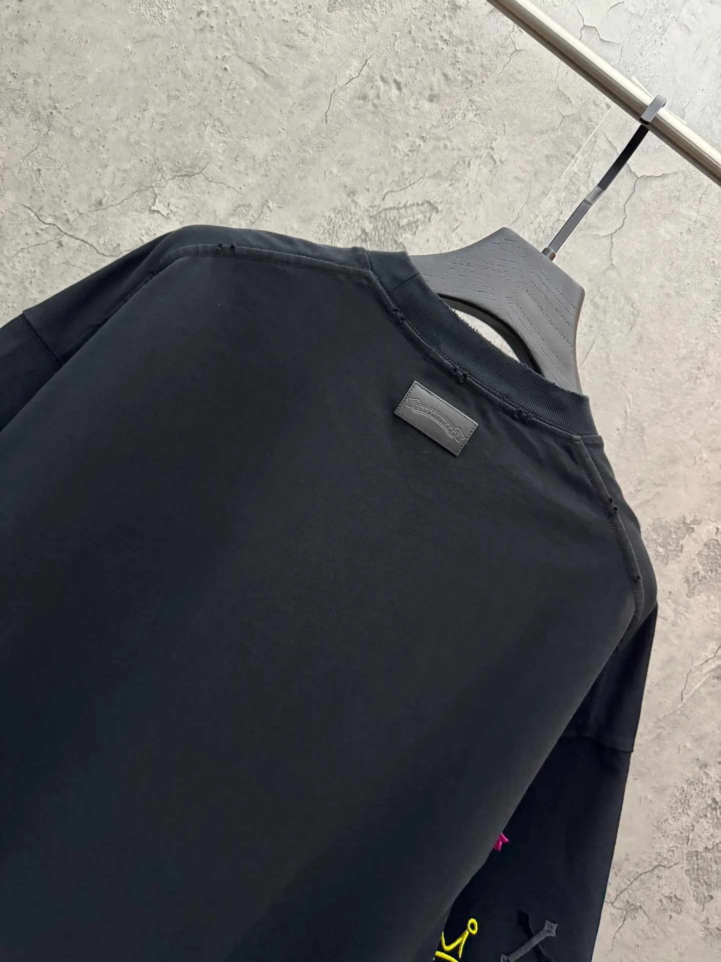 P240 top version, real shot without P, ​​different from market currency) 𝗖𝗵𝗿𝗼𝗺𝗲 𝗛𝗲𝗮𝗿𝘁𝘀/Cro Heart 2026 Spring New Original Single Counter American Color Thread Embroidery Couple Short Sleeves 👑The highest version! Customized fabric 320 grams, best-selling model at the counter, very comfortable to wear. Accessories: original molded and authenticated collar label ➕ 100% silk wash water label. Genuine purchase-grade original hangtag➕matching hanging rope➕3D hanging beads➕original packaging bag. Craftsmanship: The original version has consistent wiring! The highest version of the armhole matching technique! Color: White Black Size: S M L XL Style No.: 5211